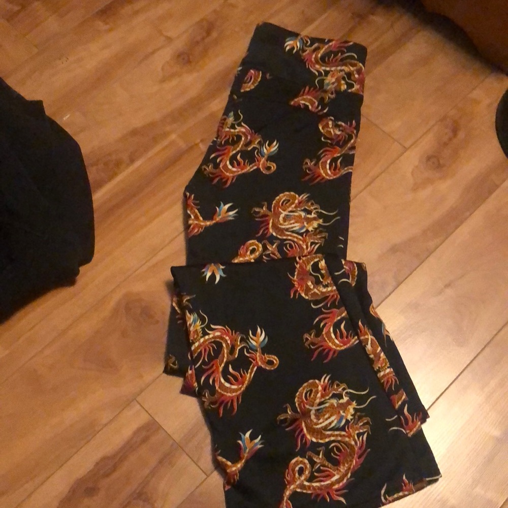 black drangon yoga pants with bigger bottom super comfy and stretchy